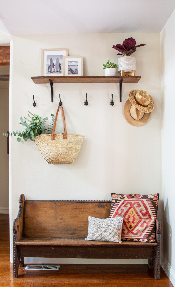 Example of a transitional home design design in Sacramento