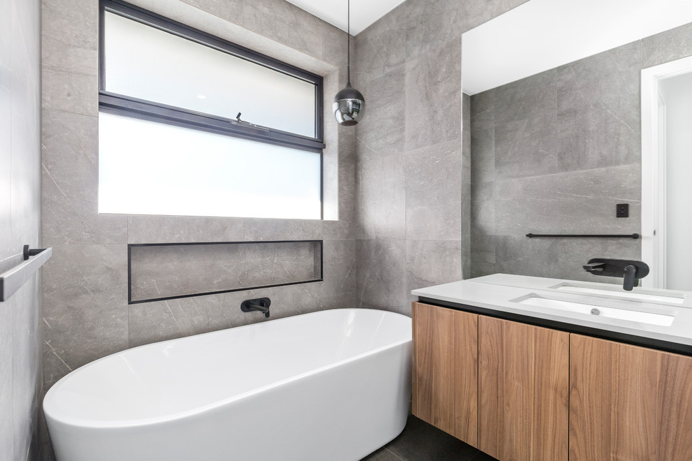 Design ideas for a contemporary bathroom in Adelaide.