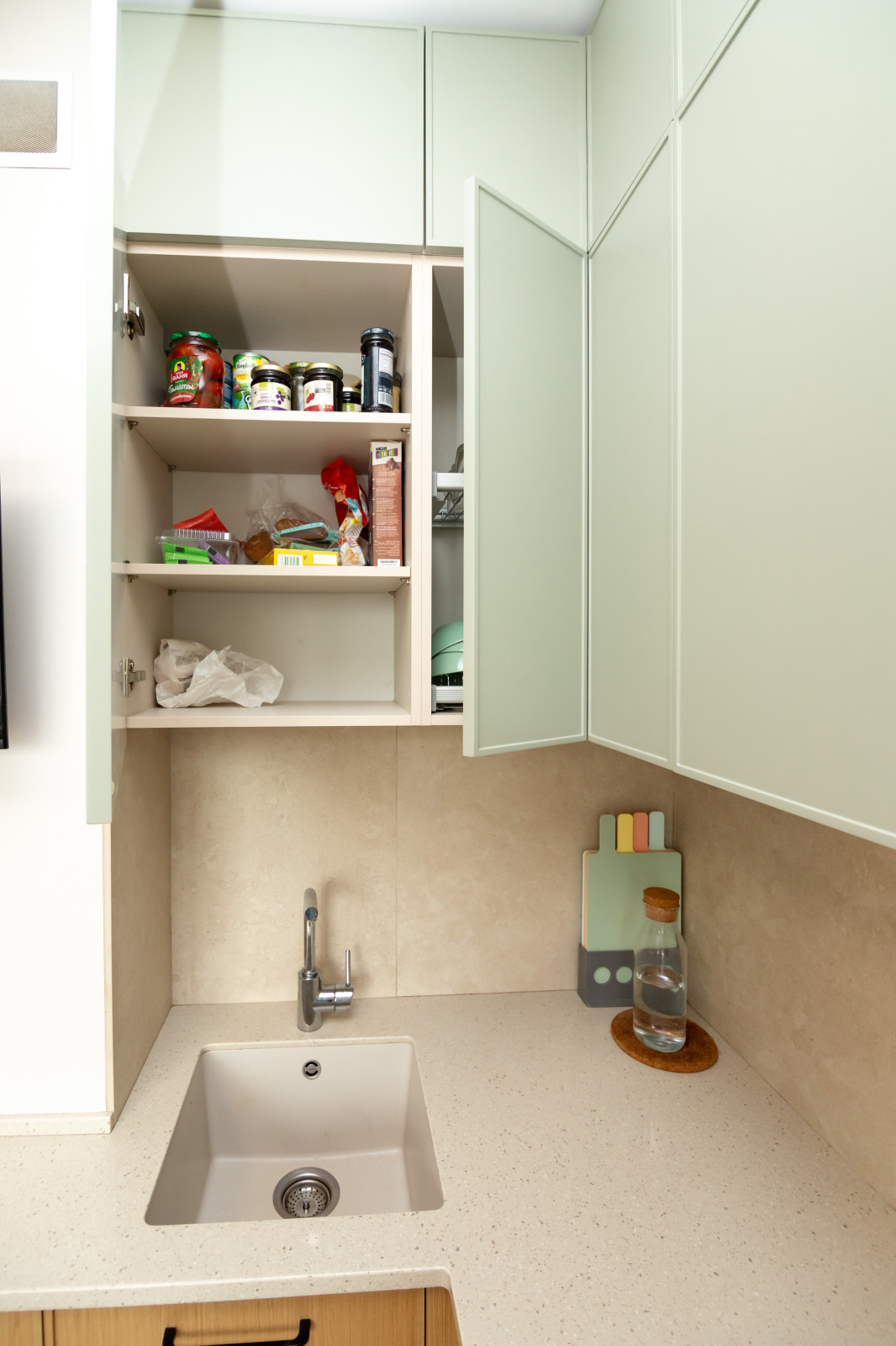 Неоклассическая кухня в трендовых цветах этого года