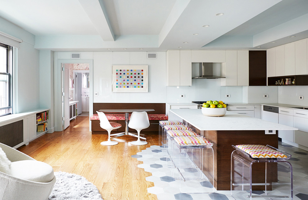 Стильный дизайн: угловая кухня-гостиная среднего размера в стиле фьюжн с плоскими фасадами и островом - последний тренд