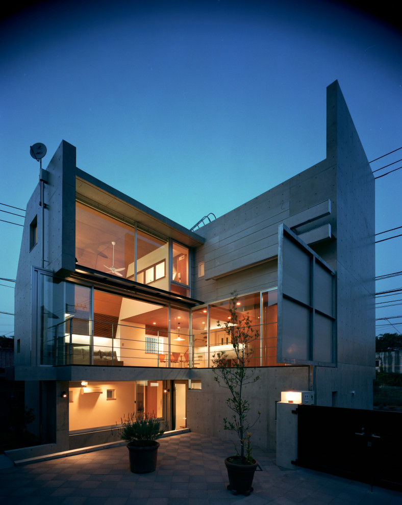 This is an example of a modern grey house exterior in Tokyo.