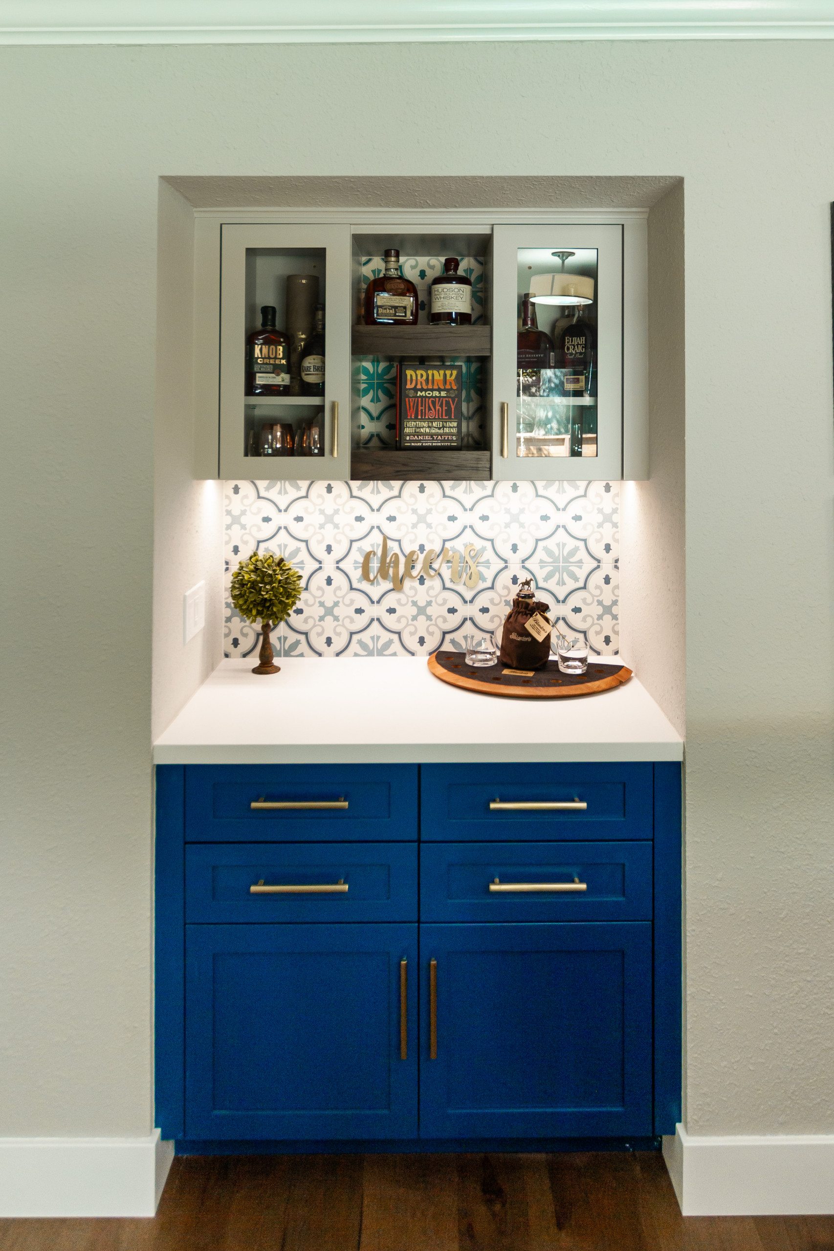 Stunning Kitchen w Blue Island