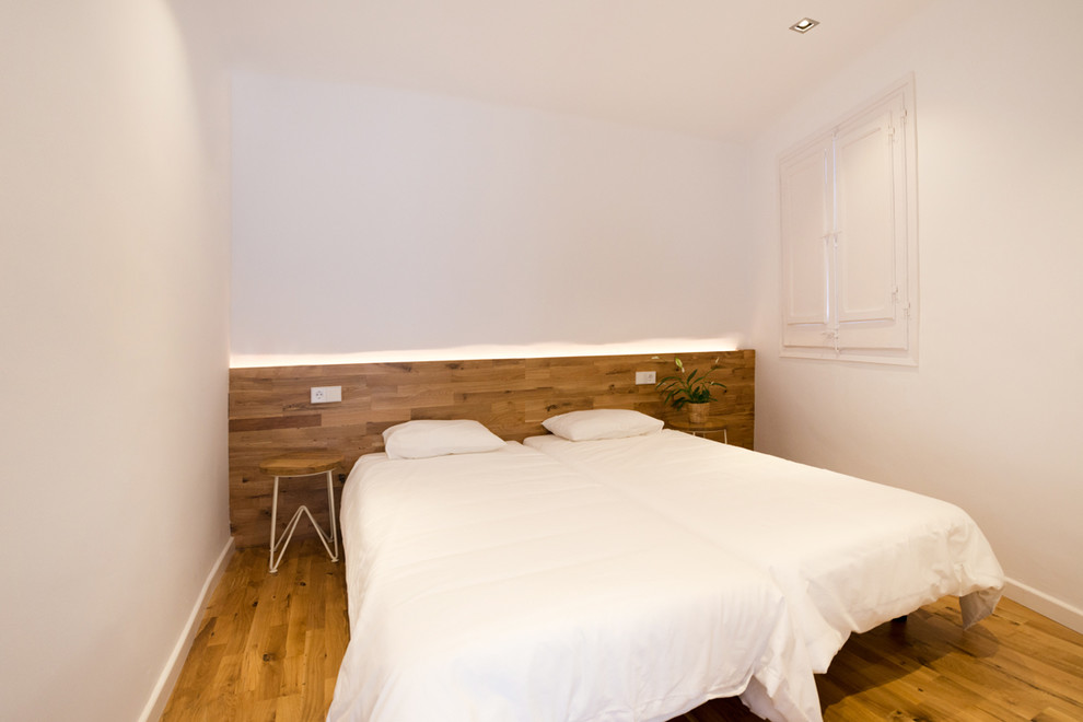 This is an example of a scandinavian bedroom in Barcelona.