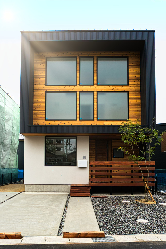 Exemple d'une petite façade de maison noire moderne en bois et bardeaux à un étage avec un toit en appentis, un toit en métal et un toit noir.