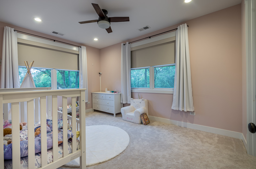 На фото: большая детская: освещение в стиле кантри с спальным местом, розовыми стенами, ковровым покрытием, бежевым полом, потолком с обоями и обоями на стенах для ребенка от 1 до 3 лет, девочки