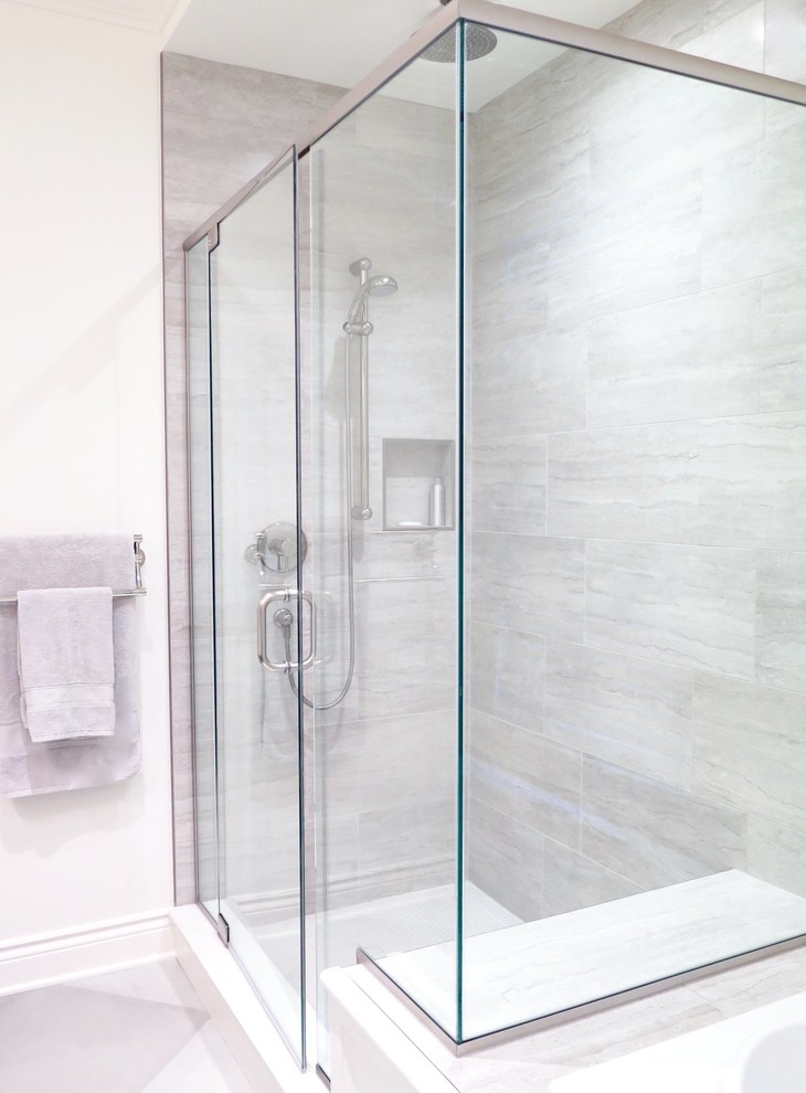 Inspiration for a mid-sized transitional master bathroom in Montreal with shaker cabinets, grey cabinets, a corner shower, white walls, porcelain floors, an undermount sink, engineered quartz benchtops, grey floor, a hinged shower door and gray tile.
