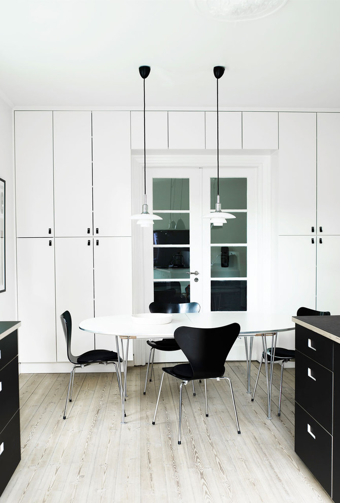 This is an example of a scandinavian kitchen in Odense.