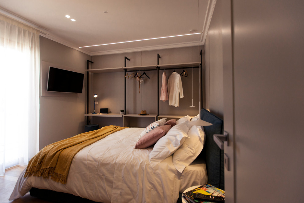 Esempio di una grande camera da letto stile loft moderna con pareti beige, pavimento in bambù, pavimento beige, soffitto ribassato e boiserie