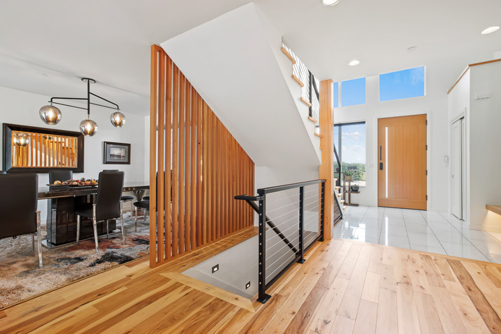 Источник вдохновения для домашнего уюта: прямая лестница среднего размера в стиле неоклассика (современная классика) с деревянными ступенями и перилами из тросов