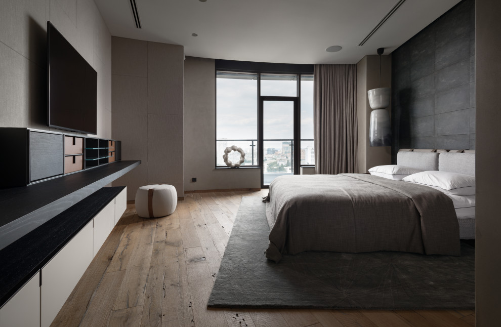 Imagen de habitación de invitados gris y blanca urbana de tamaño medio con paredes beige, suelo de madera en tonos medios, suelo marrón y boiserie
