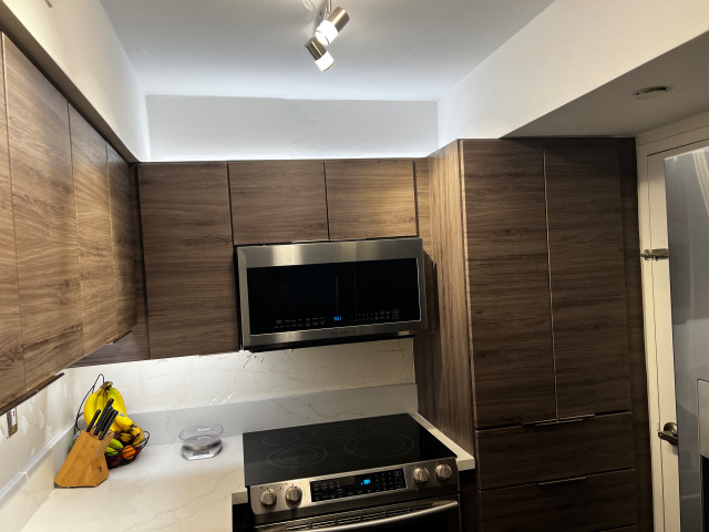 Modern Kitchen Remodel Done With Cabinet Refacing moderne-koekken