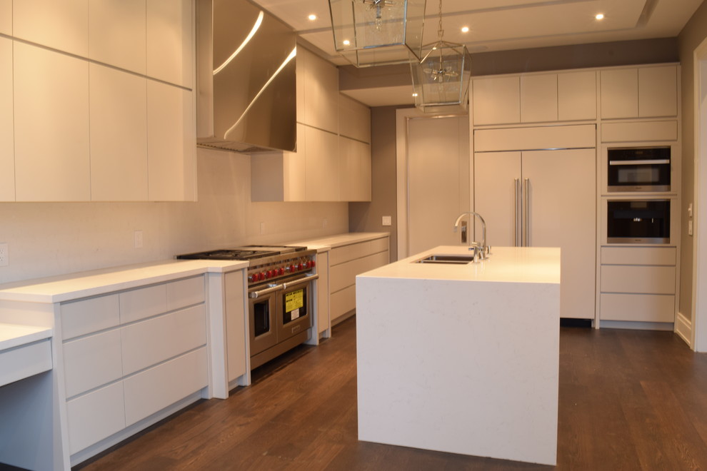 Example of a transitional kitchen design in Toronto