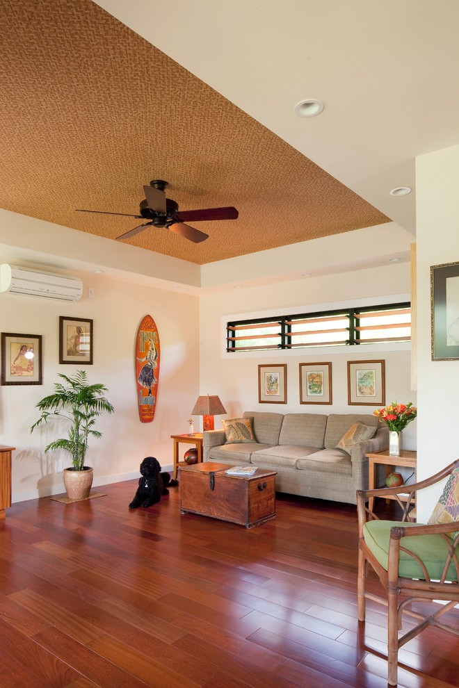Design ideas for a tropical family room in Hawaii.