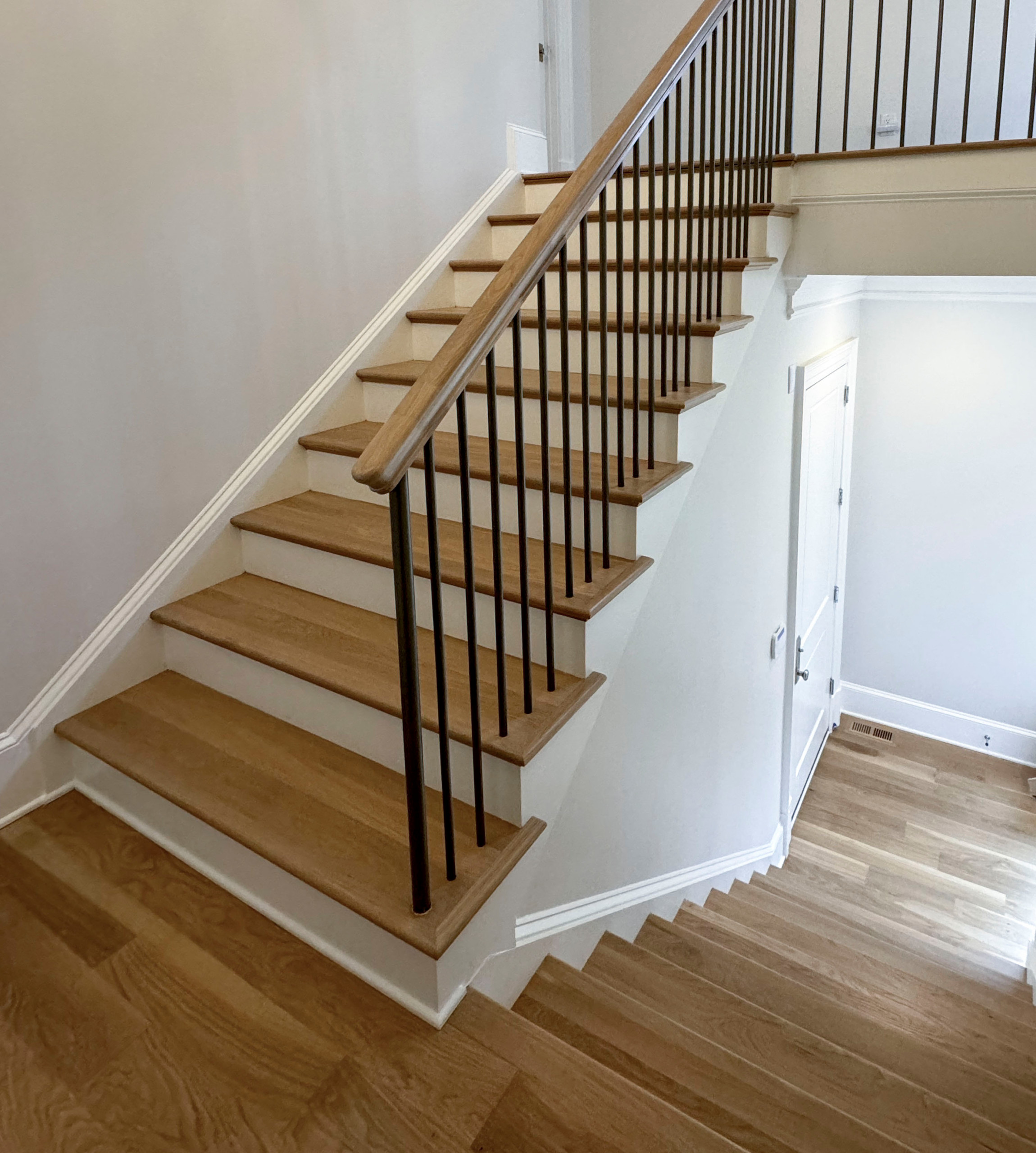 116_Elegant & Eye-catching Curved Staircase, Leesburg VA 20175