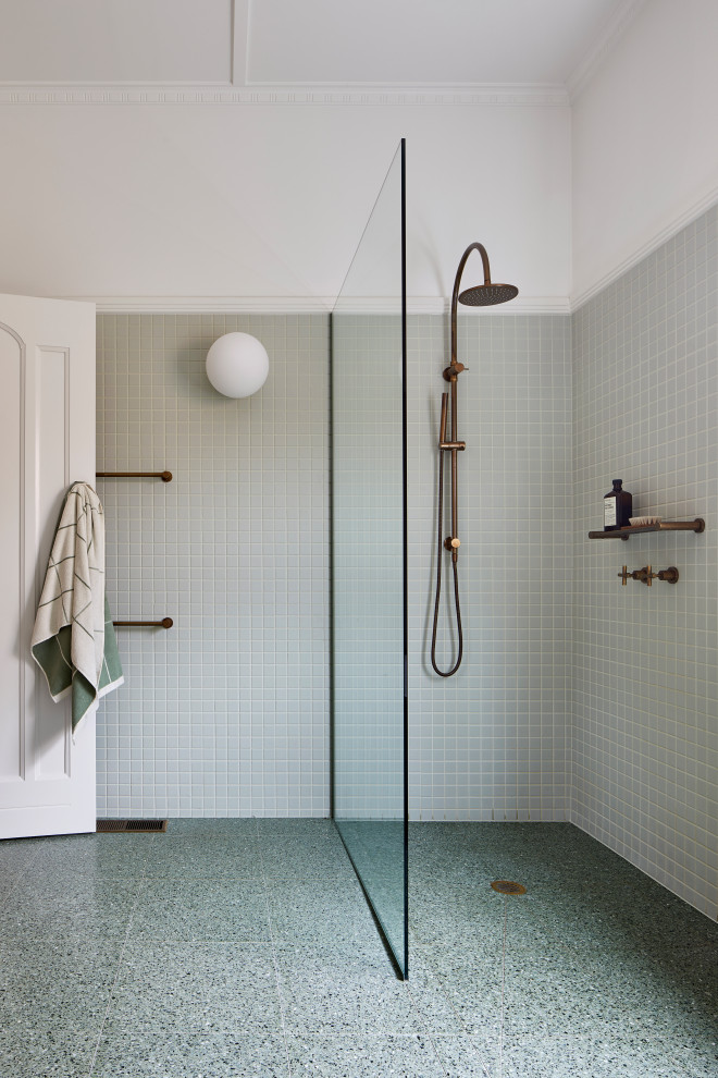 Immagine di una stanza da bagno padronale minimal di medie dimensioni con doccia aperta, piastrelle verdi, piastrelle in ceramica, pareti verdi, pavimento alla veneziana, pavimento verde, doccia aperta e soffitto a cassettoni