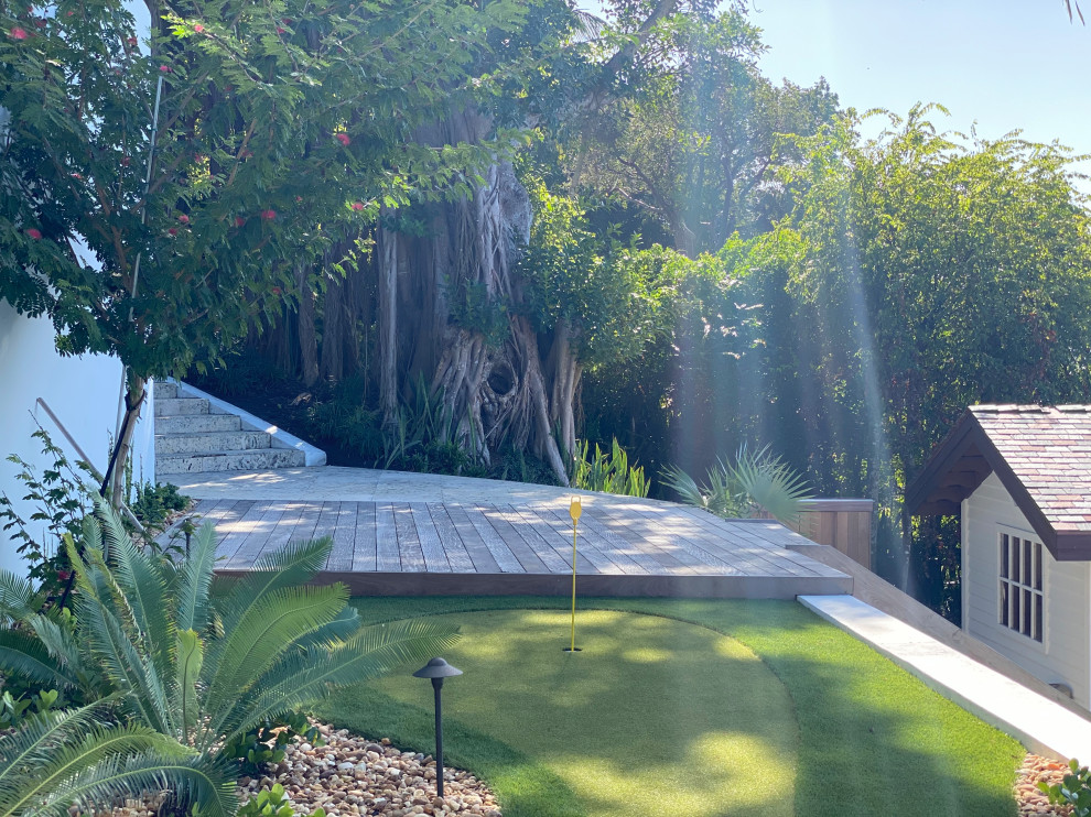 На фото: двор на заднем дворе в морском стиле без защиты от солнца