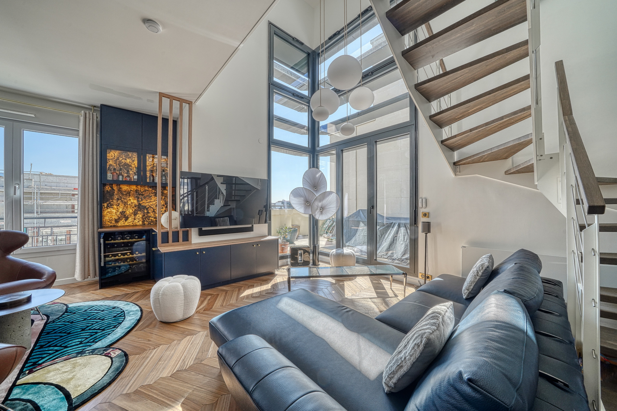 VUE SEJOUR / ESCALIER