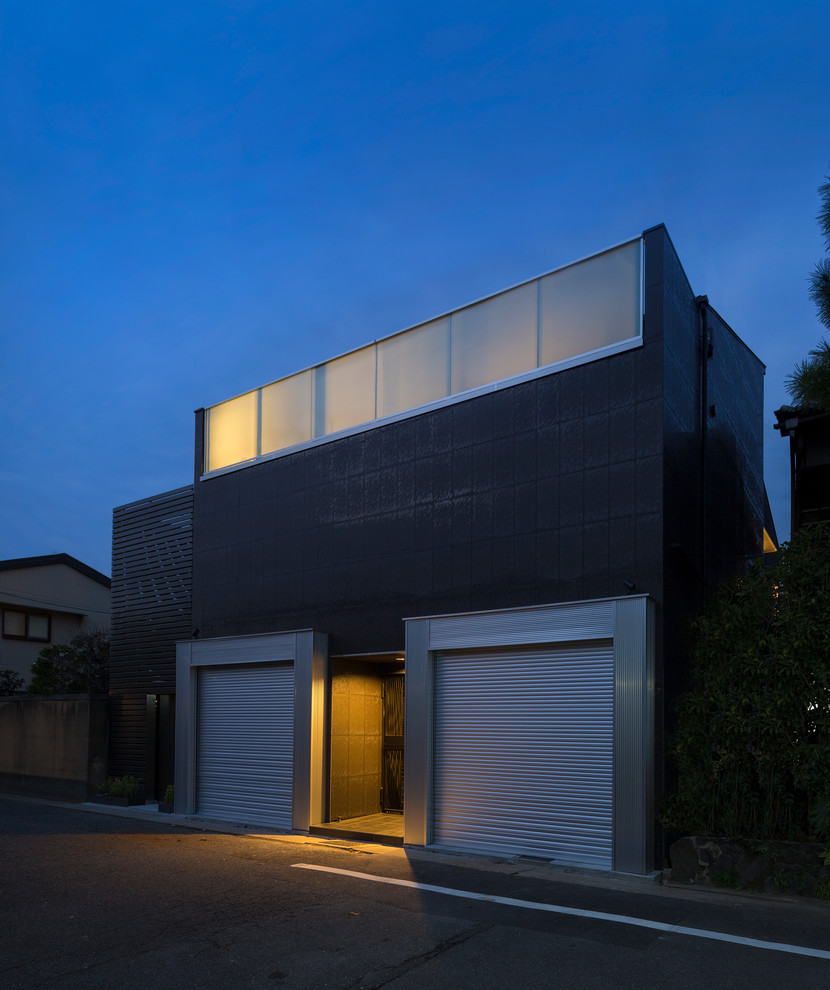 This is an example of a contemporary garage in Kyoto.