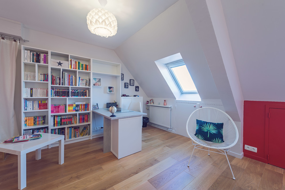 Large contemporary kids' room in Rennes with red walls and light hardwood floors for girls.