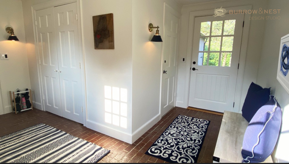 На фото: тамбур в стиле кантри с белыми стенами, кирпичным полом, одностворчатой входной дверью, белой входной дверью и красным полом