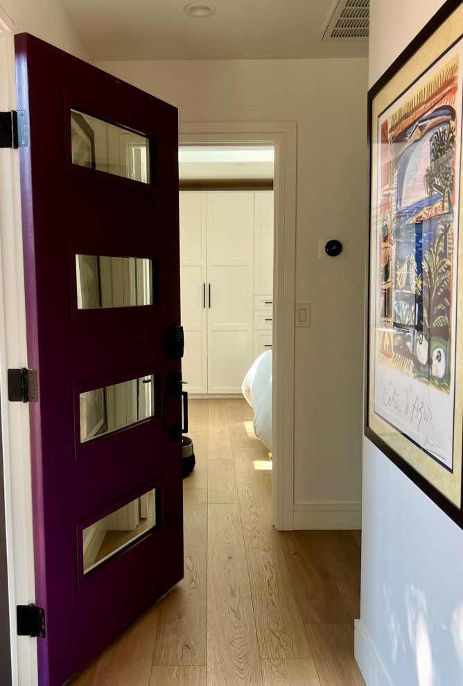 Idée de décoration pour une petite porte d'entrée tradition avec un mur blanc, une porte simple et une porte violette.