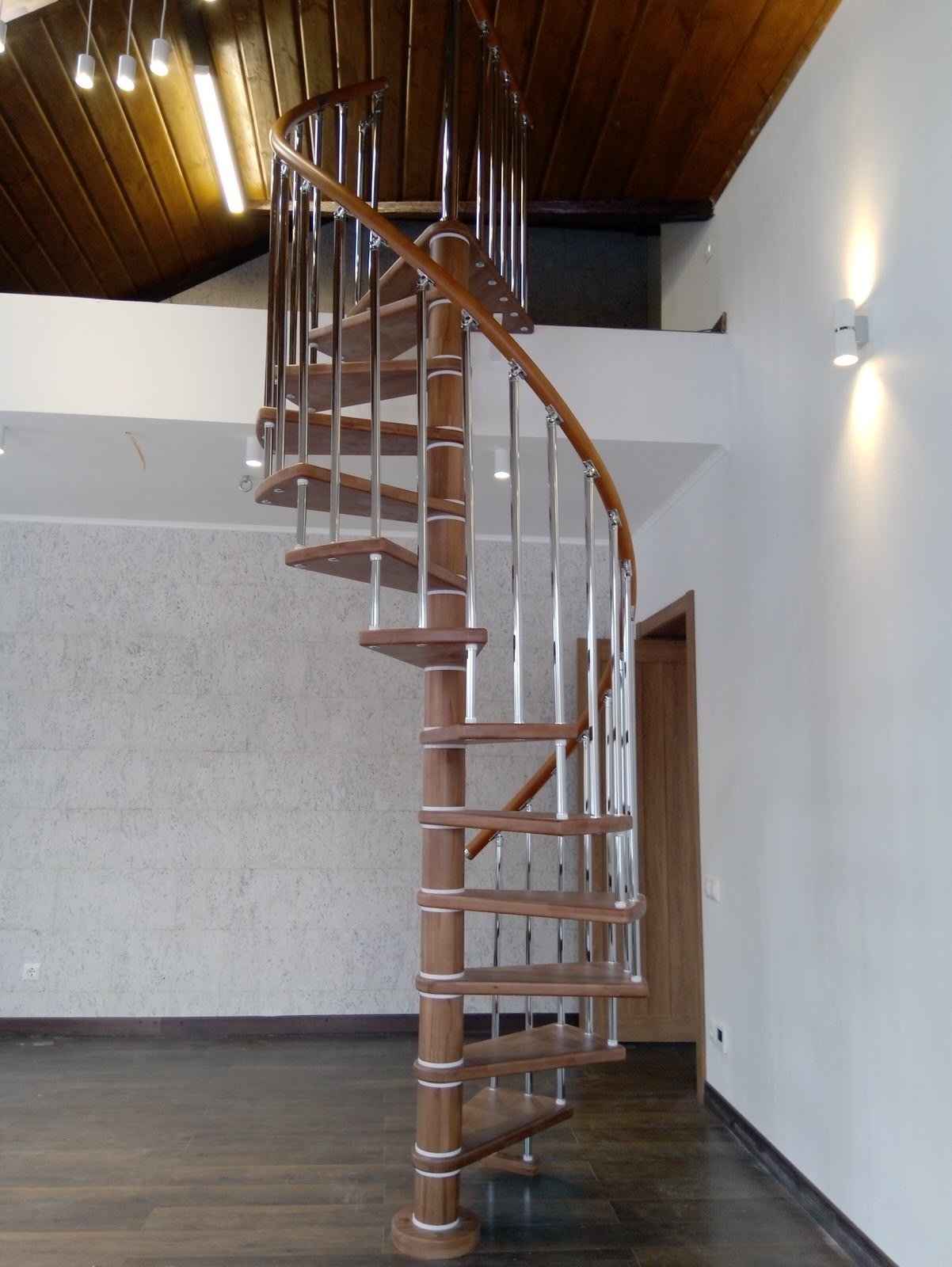 Винтовая лестница из бука
