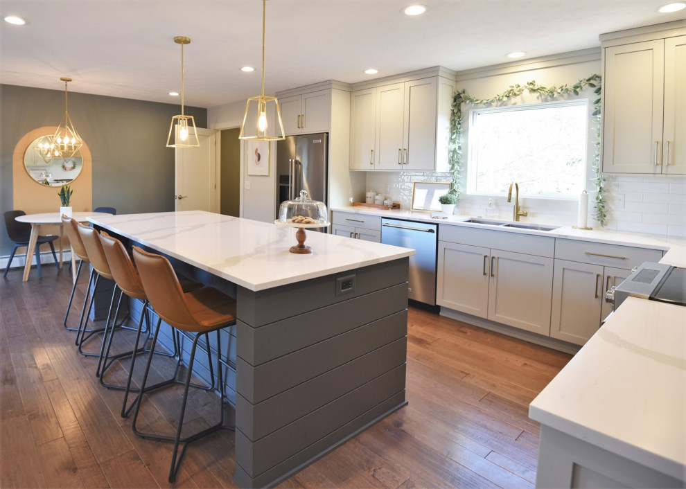 Kitchen - transitional kitchen idea in Indianapolis
