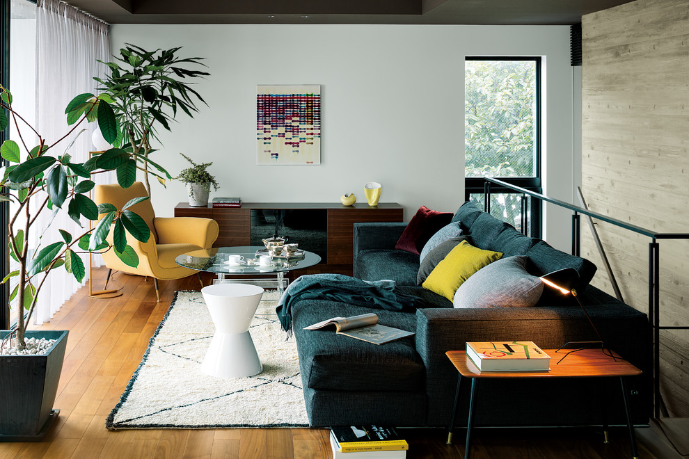 Design ideas for an eclectic living room in Tokyo with white walls and medium hardwood floors.