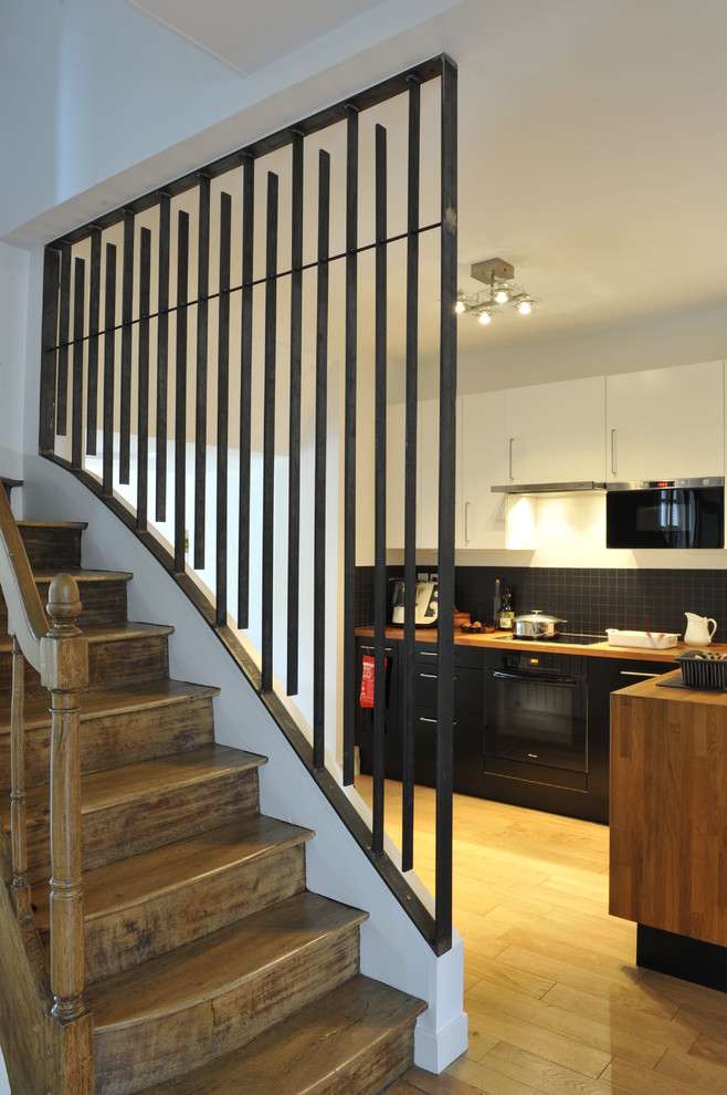 Mid-sized contemporary wood staircase in Paris with wood risers.
