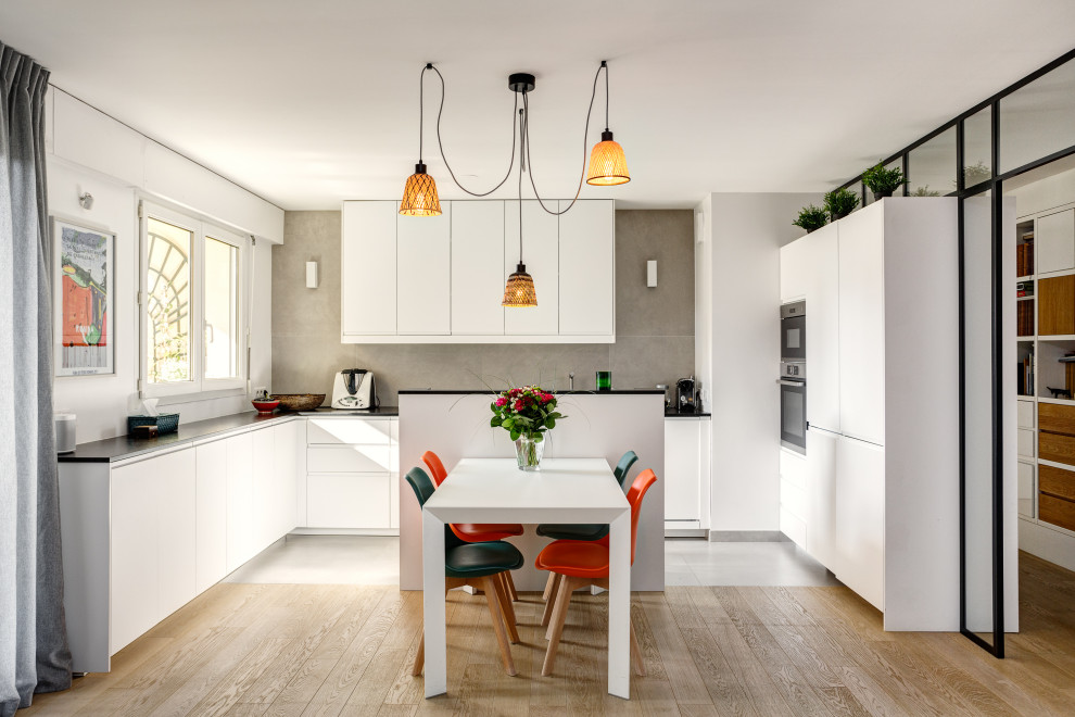 This is an example of a scandinavian kitchen in Paris.