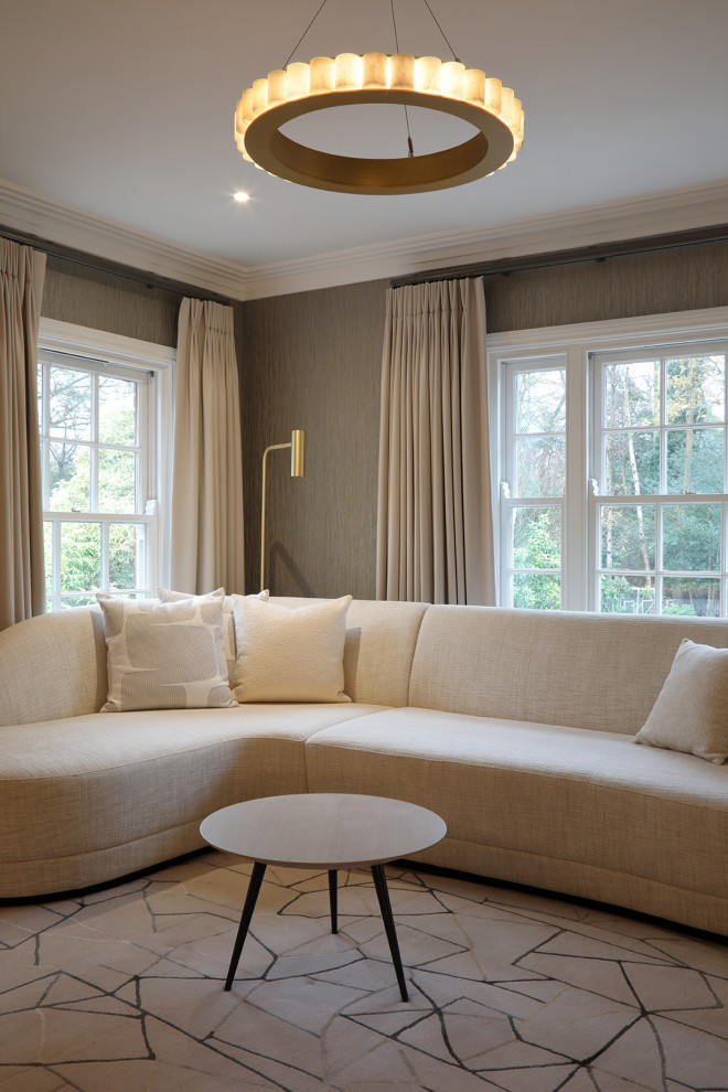Esempio di un soggiorno design di medie dimensioni e chiuso con pareti beige, moquette e carta da parati