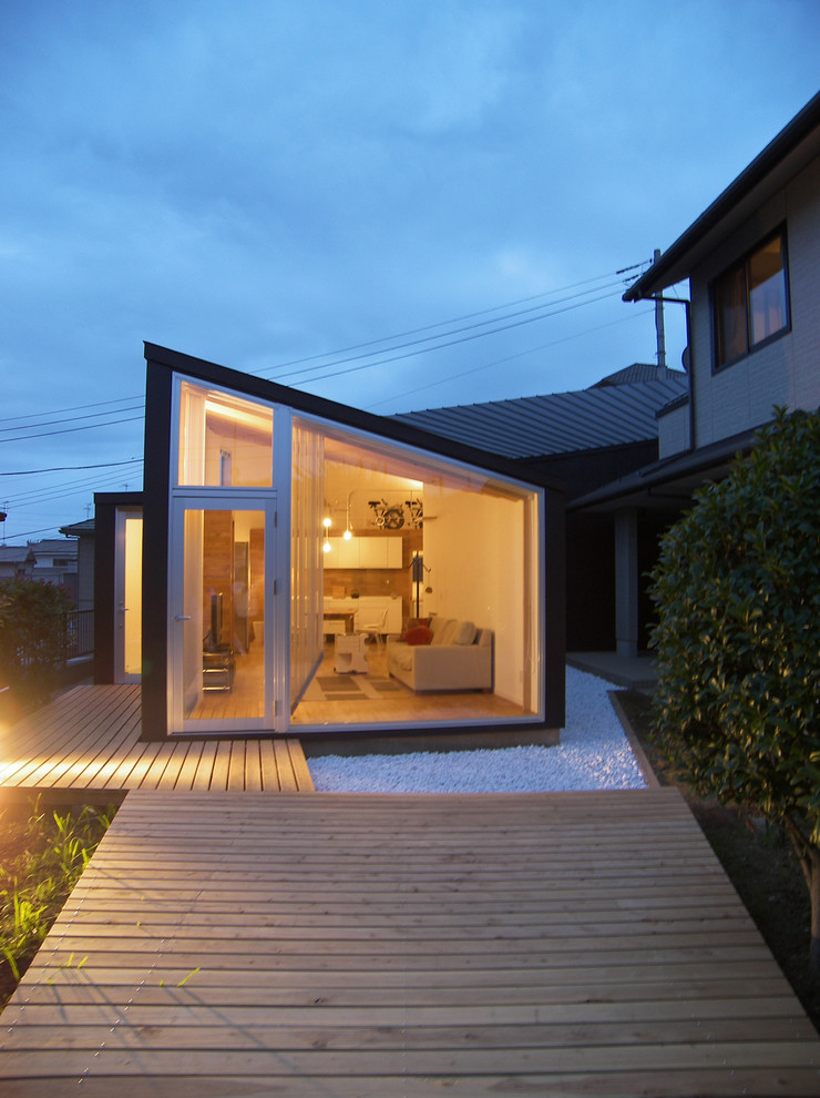 Large modern side yard deck in Yokohama with no cover.