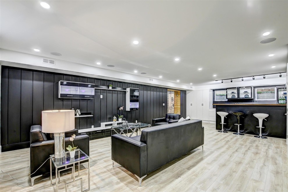 Inspiration for a contemporary home design remodel in Toronto
