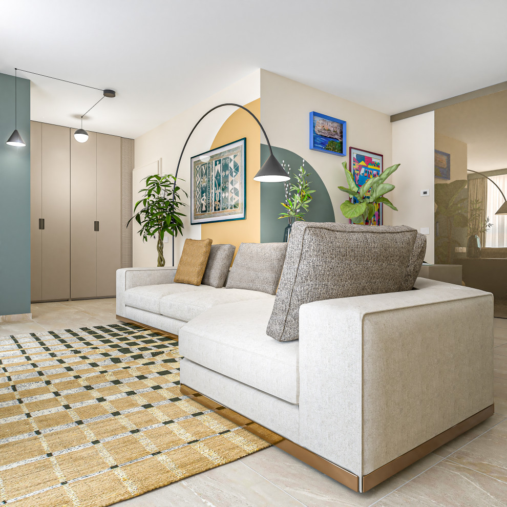Immagine di un soggiorno design di medie dimensioni e aperto con libreria, pareti multicolore, pavimento in gres porcellanato, TV a parete e pavimento beige