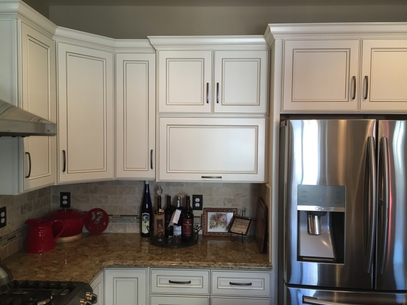 Example of a mid-sized transitional u-shaped medium tone wood floor eat-in kitchen design with an undermount sink, flat-panel cabinets, dark wood cabinets, quartz countertops, beige backsplash, stone tile backsplash, stainless steel appliances and an island