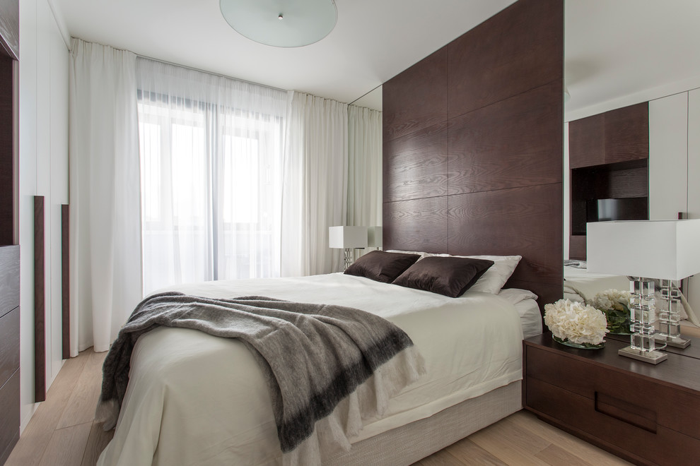 Inspiration for a contemporary bedroom in Moscow with light hardwood floors and beige floor.