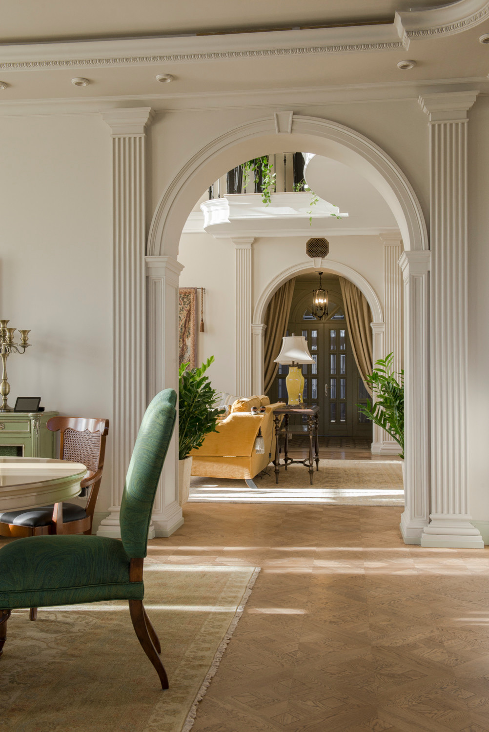 Трехэтажный загородный дом в стиле американской классики