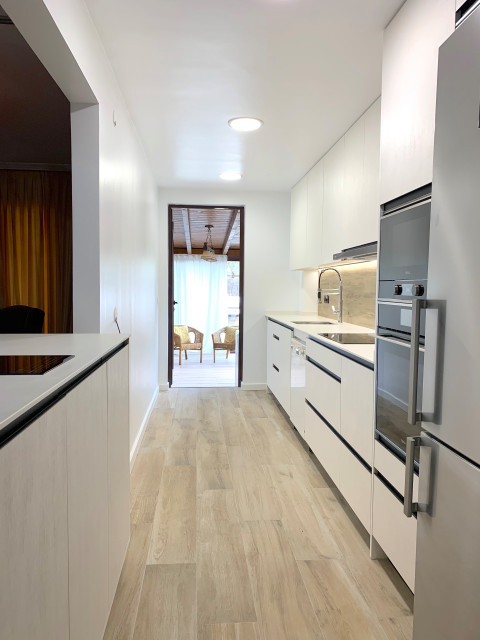 Luminosa y sin reflejos contemporary-kitchen