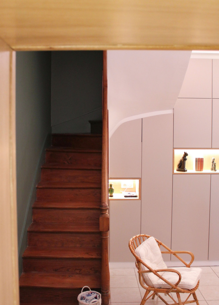 Inspiration pour une salle à manger ouverte sur le salon minimaliste de taille moyenne avec un mur beige et un sol blanc.