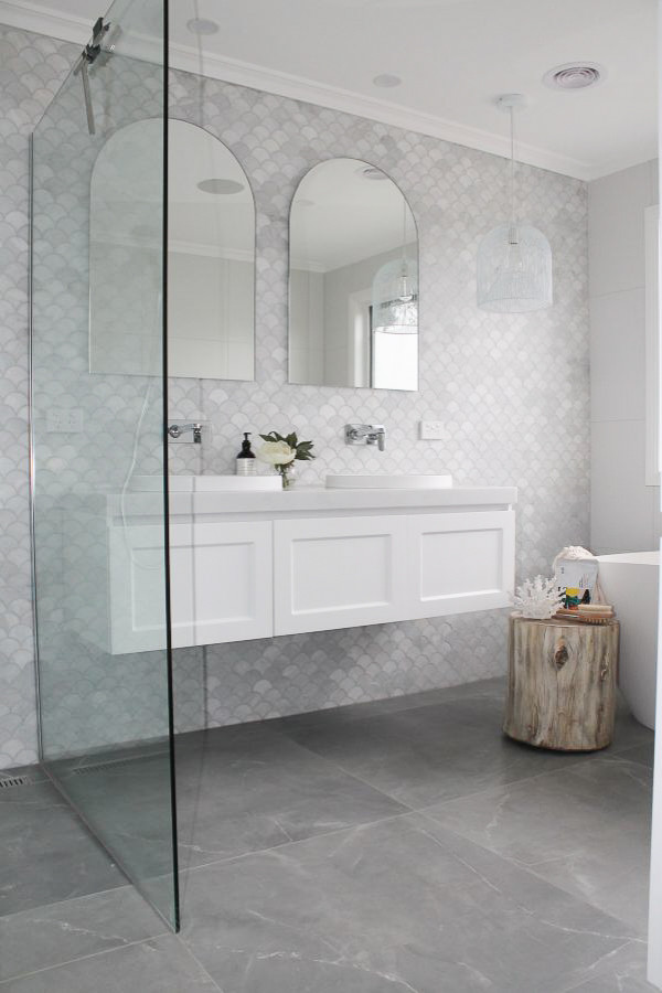 Exempel på ett stort modernt grå grått badrum med dusch, med skåp i shakerstil, vita skåp, ett badkar med tassar, en öppen dusch, en toalettstol med hel cisternkåpa, flerfärgad kakel, keramikplattor, grå väggar, klinkergolv i porslin, ett nedsänkt handfat, bänkskiva i akrylsten, grått golv och med dusch som är öppen