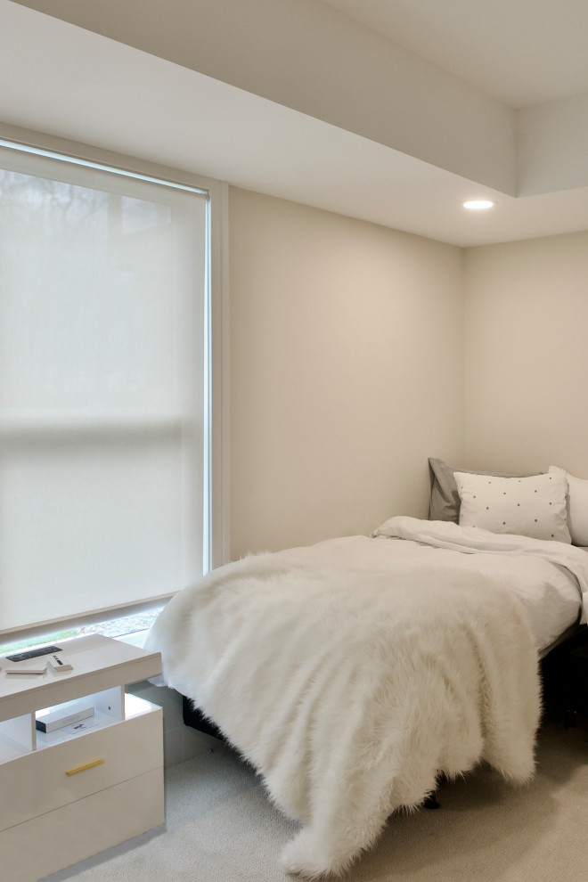 Imagen de habitación de invitados clásica renovada grande con paredes blancas, moqueta y suelo beige