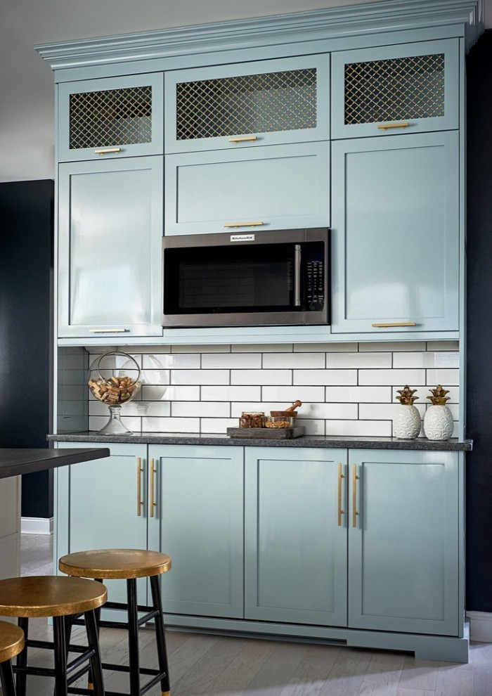 Immagine di una cucina classica con lavello stile country, ante in stile shaker, ante blu, top in granito, paraspruzzi bianco, pavimento in legno verniciato, pavimento bianco e top nero
