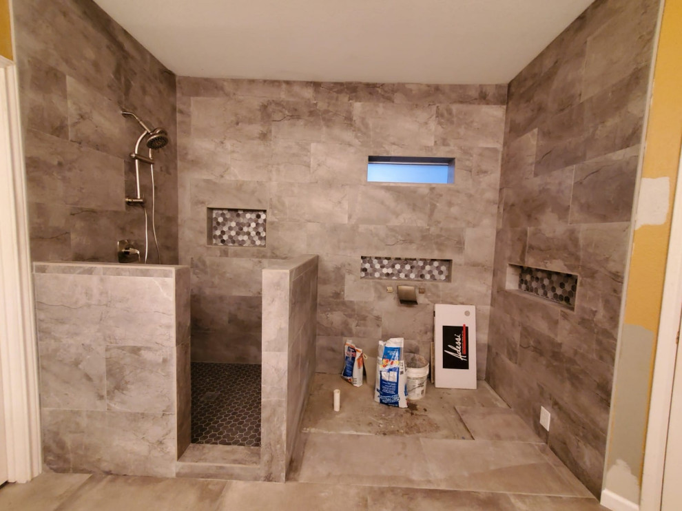 Idéer för mellanstora rustika en-suite badrum, med ett fristående badkar, en hörndusch, brun kakel, keramikplattor, klinkergolv i keramik och dusch med gångjärnsdörr