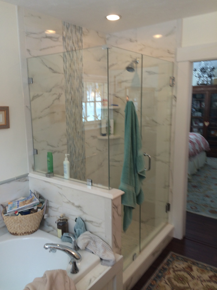 Inspiration pour une salle de bain principale rustique avec une baignoire posée, du carrelage en marbre, une vasque, un plan de toilette en marbre, meuble simple vasque et meuble-lavabo encastré.