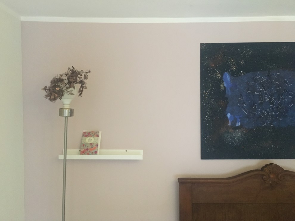 Mittelgroßes Skandinavisches Gästezimmer mit rosa Wandfarbe, hellem Holzboden und weißem Boden in Köln