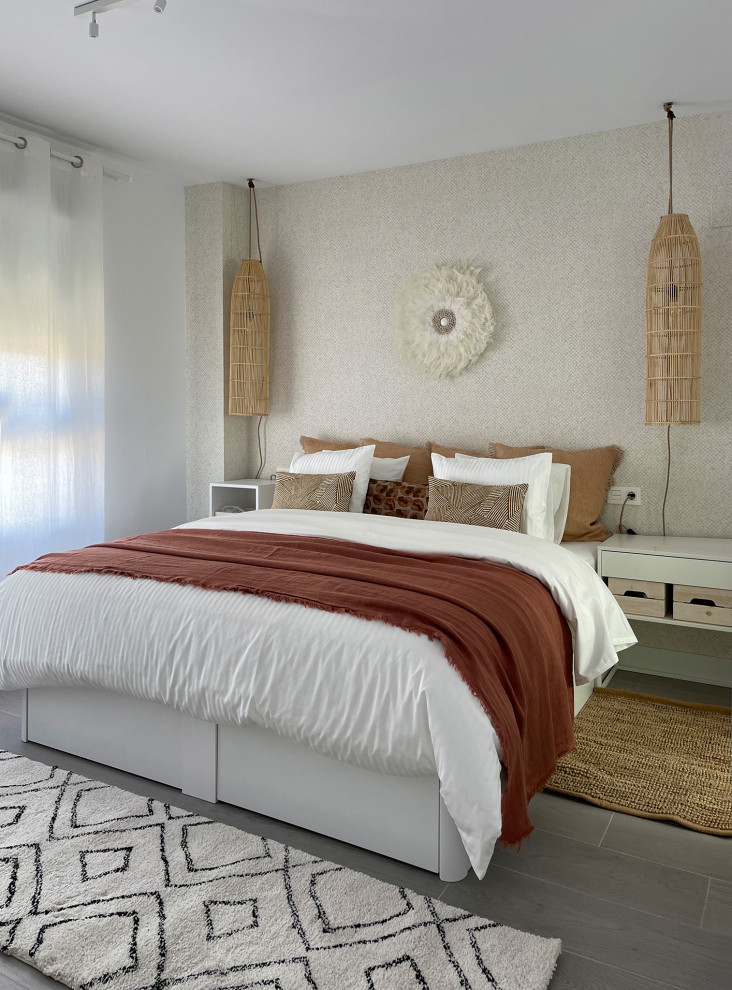 他の地域にある中くらいな地中海スタイルのおしゃれな主寝室 (ベージュの壁、セラミックタイルの床、グレーの床、壁紙) のレイアウト