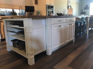Kitchen - traditional kitchen idea in Dallas