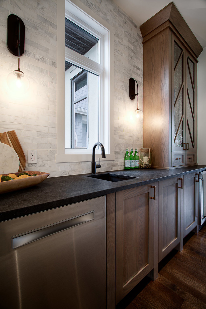Kitchen - transitional kitchen idea in Calgary