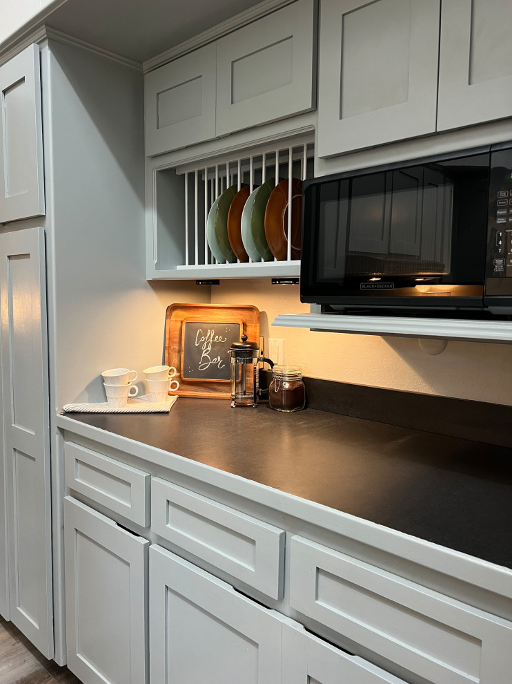 Kitchen - transitional kitchen idea in Denver