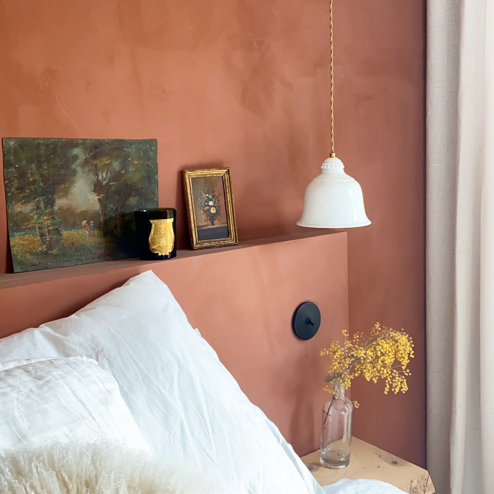 Transitional guest bedroom in Bordeaux with pink walls, concrete floors and beige floor.
